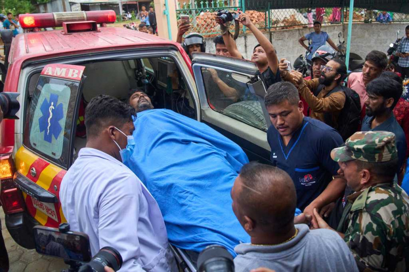 尼泊爾與西藏邊境爆發毀滅性山洪，截至28日已造成至少469人死亡、近千人失聯，大批家屬四處尋找親人。