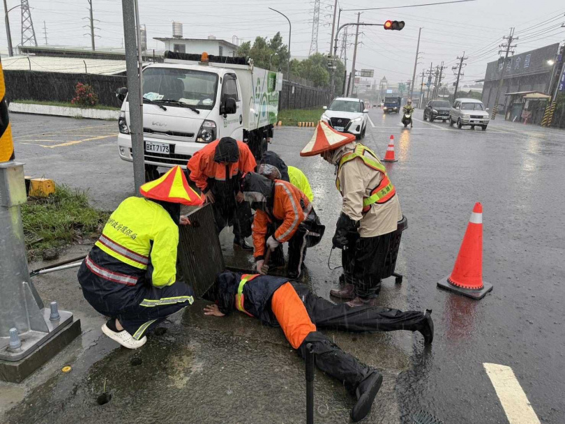 高雄市政府成立豪雨災害應變中心,擴大3級開設。(圖/高雄市政府提供)