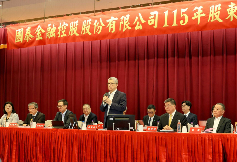 國泰金控董事長蔡宏圖、副董事長蔡宗翰父子檔,2026年同框於股東會主席台上。(圖/國泰金提供)