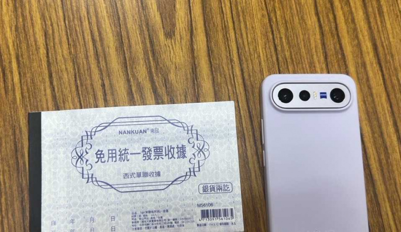 警方查扣收據和手機。(圖/警方提供)