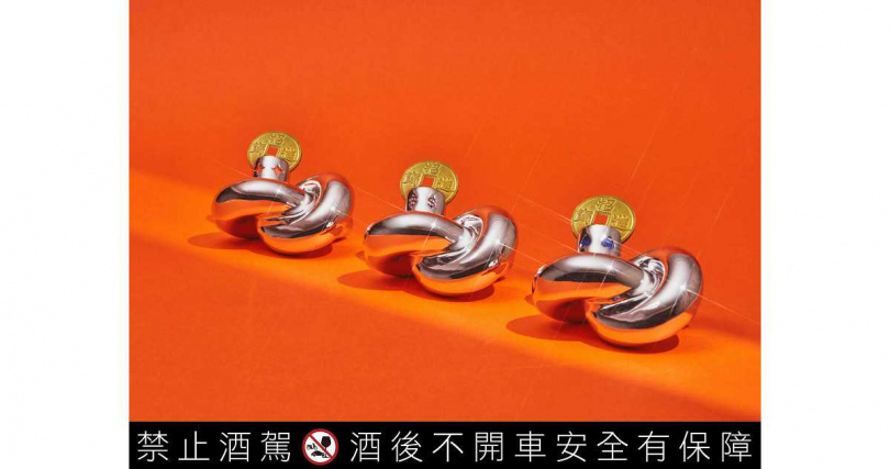 金屬打造三款無限造型（∞）的「歐肯轉運招財蛇」，以蛇的靈動與滑順之姿，象徵帶來健康、財富、愛情的轉運祝福（圖／歐肯威士忌提供）。