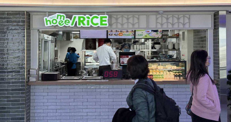 桃園國際機場B4候機室旁新開的Hómee Rice以「家的味道」為理念，嚴選台灣在地食材，主打台灣經典家鄉味的極厚切豬排飯及台式海南雞飯等飯類餐點（圖／昇恆昌免稅商店提供）。