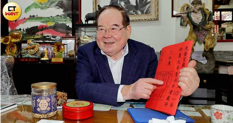 先嗇宮董事長李乾龍指著2024年國運籤詩直呼準確,也預告28日深夜將在先嗇宮抽出新一年國運籤,歡迎各界參與見證。(圖/周志龍攝)