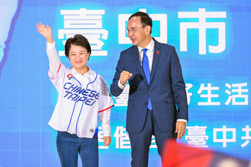 2025年國民黨主席將改選,前國民黨秘書長李乾龍喊出將支持「一名女性」參選,外界直指就是台中市長盧秀燕(左),來勢洶洶也對國民黨現任主席朱立倫(右)造成不小壓力。(圖/報系資料庫)