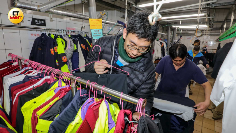 亮羽的員工過去在社會上處處碰壁,如今穩定工作而培養出自信,在成就感中「洗掉自卑、洗出自信」。(圖/周志龍攝)