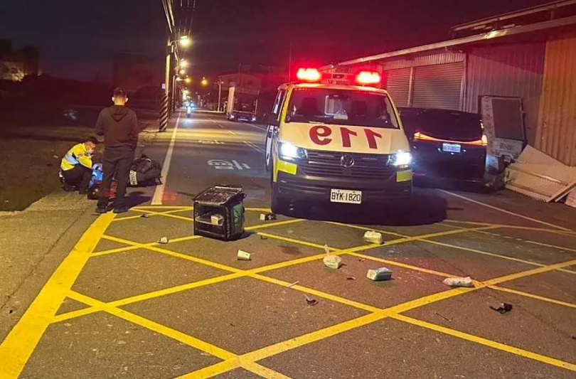 台中大雅區18日晚間發生駭人車禍，貨車和機車於無號誌路口發生撞擊，外送員騎士送醫後仍不治。（圖／翻攝畫面）