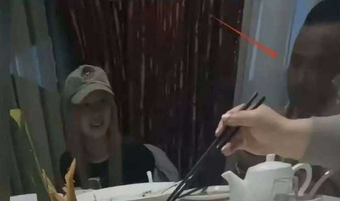 鄭爽與富豪吃飯照片瘋傳。（圖／翻攝自微博）