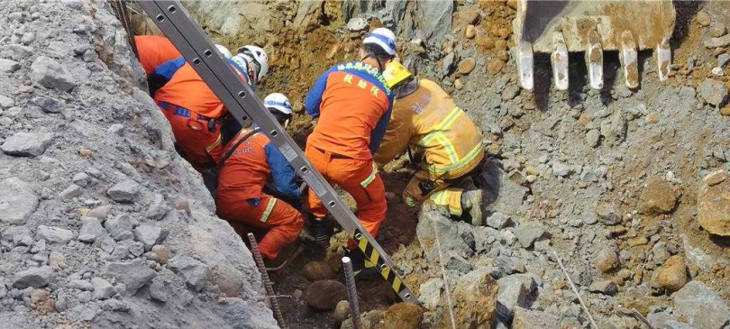 2025年3月28日苗栗縣／苗消防隊員正以徒手挖掘死者遺體（圖／讀者提供）