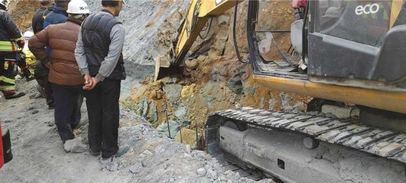 2025年3月28日苗栗縣／苗栗縣三義鄉龍騰附近公所發包的邊坡工程， 28日下午16時許發生土石坍塌，造成一名約70歲陳姓工人遭掩埋，深度約3公尺。苗栗縣消防局接獲報案後，立即派員趕往現場展開救援行動。（圖／讀者提供）