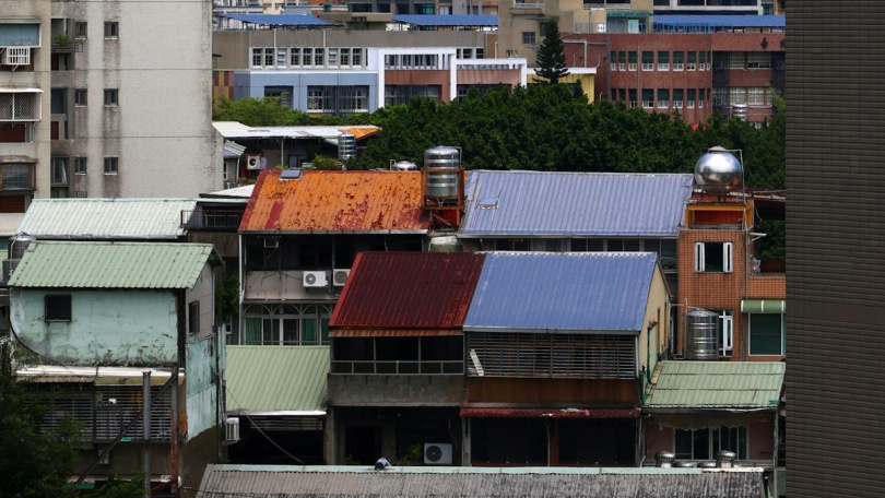 原PO表示自己能負擔的起的只有屋齡偏高的中古屋,但擔心還完房貸後,房子屋齡就突破60年,在市場上應該沒有價值,期間還要加上修繕費用,讓他遲遲不敢下手。(示意圖/取自Pexels)