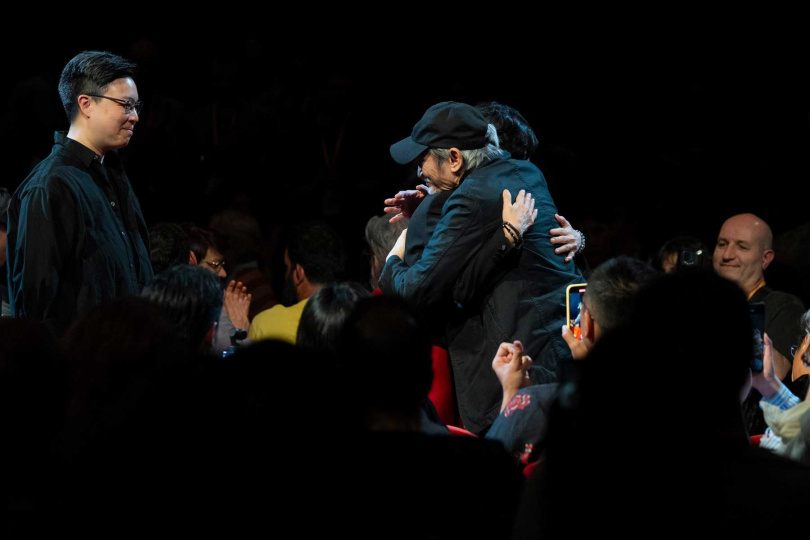 梁家輝擁抱祝福張艾嘉。（圖／烏迪內遠東國際影展提供）