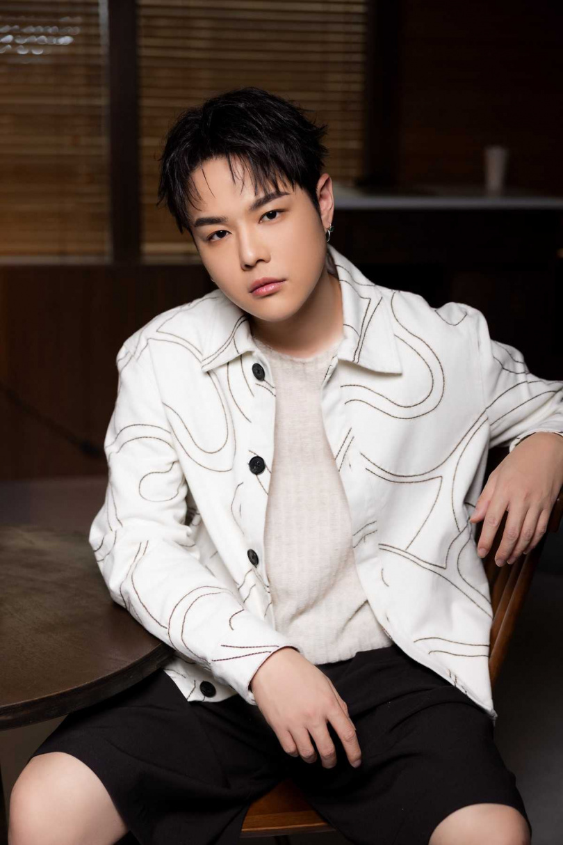 郭家瑋為拍MV玩了五次咖啡杯，暈到失神想吐。（圖／杰思國際娛樂提供）