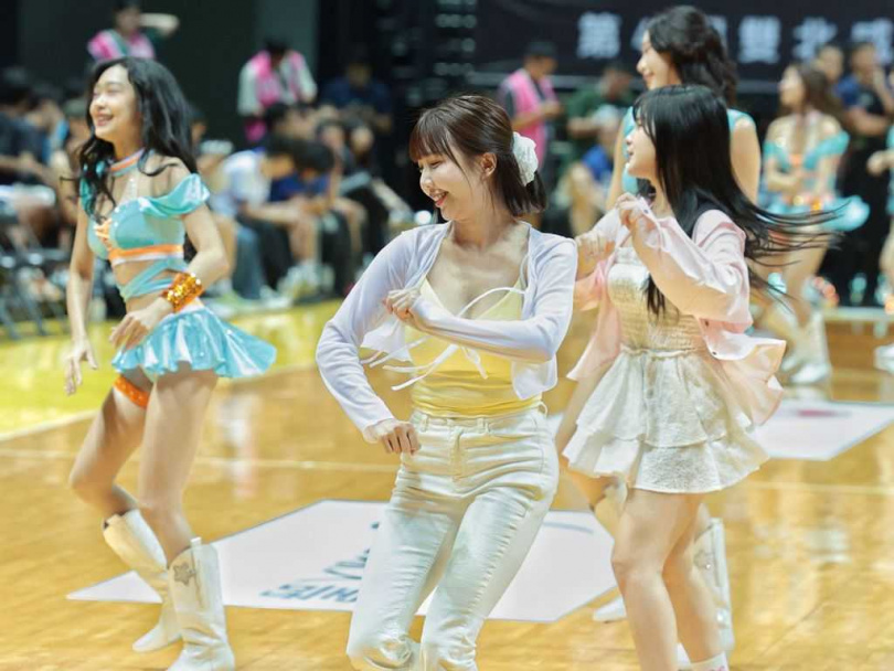 瓊斯盃15日比賽中可以看到跳球圈周圍四塊地貼是一大片。(圖/報系資料照)