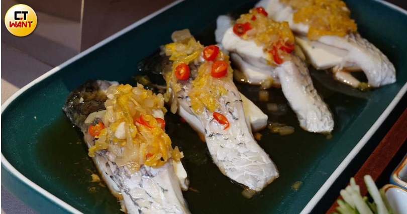 「香辣白菜蒸魚」魚肉滑嫩且紮實,尾韻帶有酸白菜淡淡酸香及微辣感。(440元/大份,圖/魏妤靜攝)