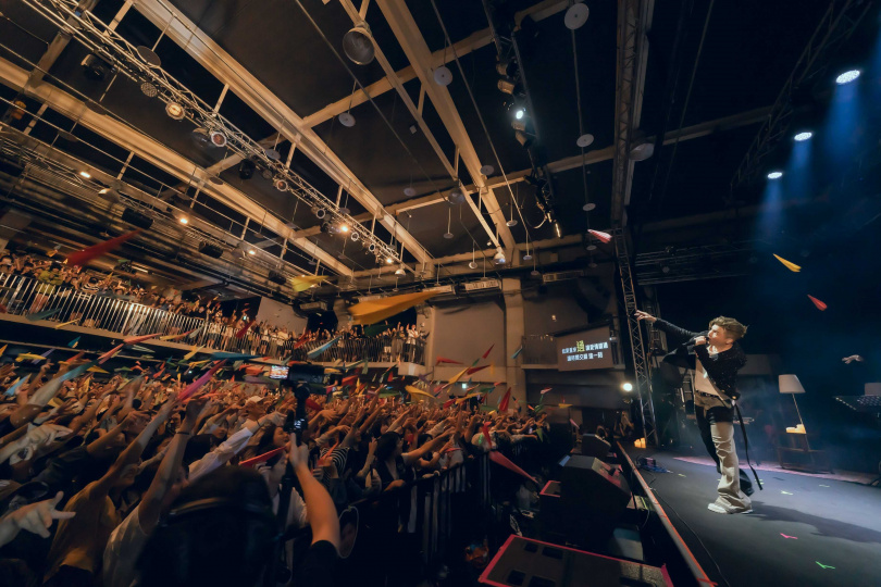 小宇帶領粉絲拋出紙飛機。（圖／Legacy提供）