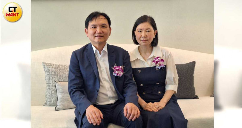 聖得福建設董事長吳明珠(右)、執行長洪正雄(左)透露，聖得福在北市有3萬坪土地整合中，預估總銷有800億元。（圖／林榮芳攝）