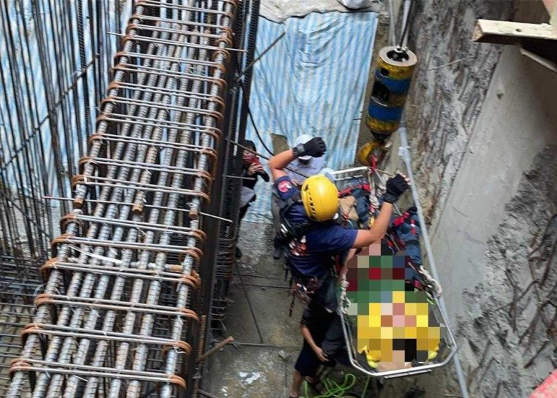 台南善化一處住宅工地發生工人墜落到地下層,深約12米,受傷工人被吊掛到地面後交救護車送醫。(圖/民眾提供)