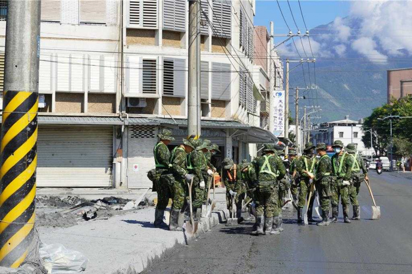 國軍弟兄今天一早投入光復災區側溝清淤工作。（圖／報系資料照）