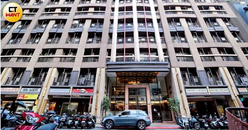 「基泰之星」總戶數329戶，因緊鄰晴光商圈、門廳氣派、公設多元，10坪套房月租金3.3萬元。（圖／周志龍攝）