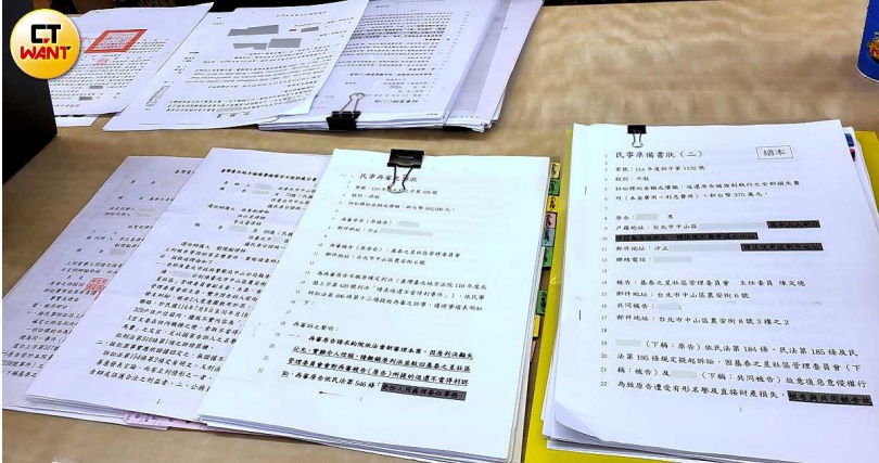 攤開「基泰之星」訴訟文件可以擺滿一整桌，彭麗慎說，因為有少數住戶動不動就提告，沒有人願意當主委，她因為不怕事又沒有私心，所以大家都支持她。（圖／周志龍攝）