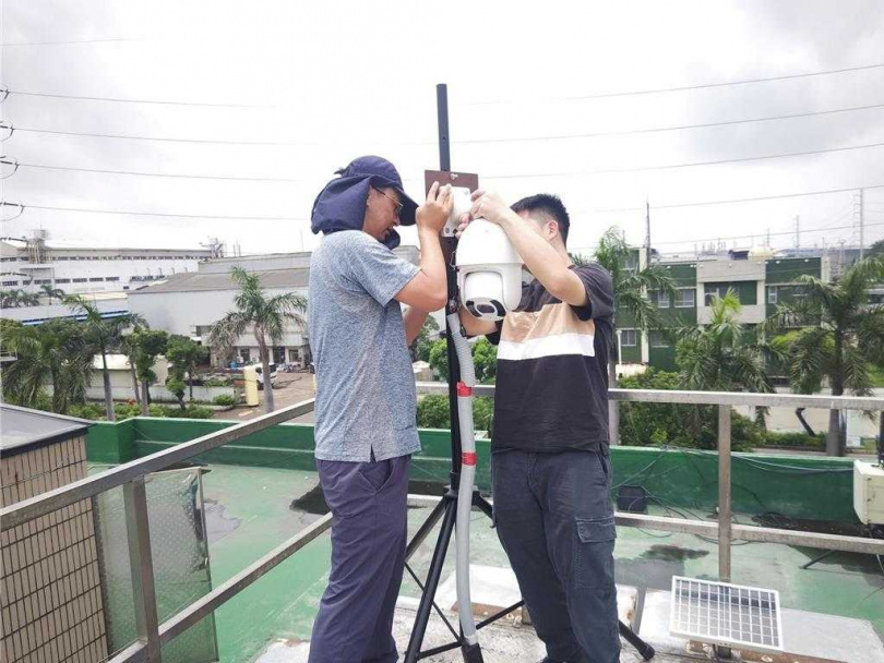 屏東縣環保局以工廠煙囪排煙不透光率AI影像判定科技，抓到工廠排放黑煙，並開出全台首張運用AI科技執法的空污罰單。（圖／屏東縣環保局提供）