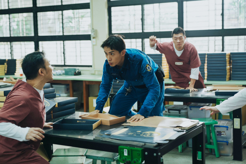 陳澤耀面對暴動的受刑人,反應超快連桌上都跳上。(圖/愛奇藝國際版、壹壹影業提供)