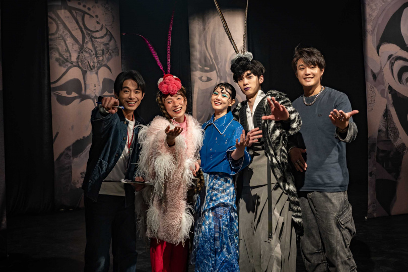 初孟軒（左起）在片中飾演劇團團長，帶領李雪、陳昱廷、顏廷儒和安俊朋一起完成父親當年留下遺憾的作品《寶釧》。（圖／風暴國際提供）