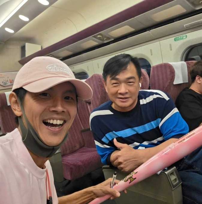 阿祥巧遇彭政閔，立刻掏出球棒請對方簽名。（圖／翻攝自阿翔IG）