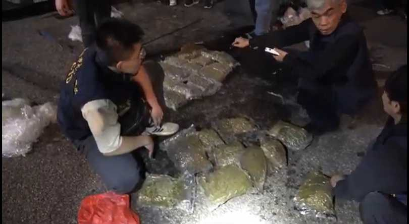 海巡署偵防分署去年發現一輛中國籍貨輪以3重身分躲避查緝,果然在其船上搜出333公斤重的大麻。(圖/翻攝畫面)