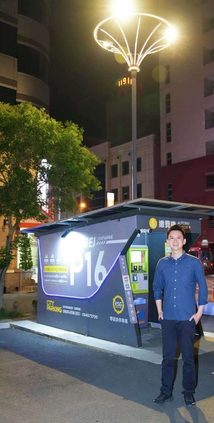 新竹縣竹北市長鄭朝方（圖）邀請用路人行經P16停車場時不妨抬頭瞧瞧。（圖／翻攝自竹北市公所媒體群組）