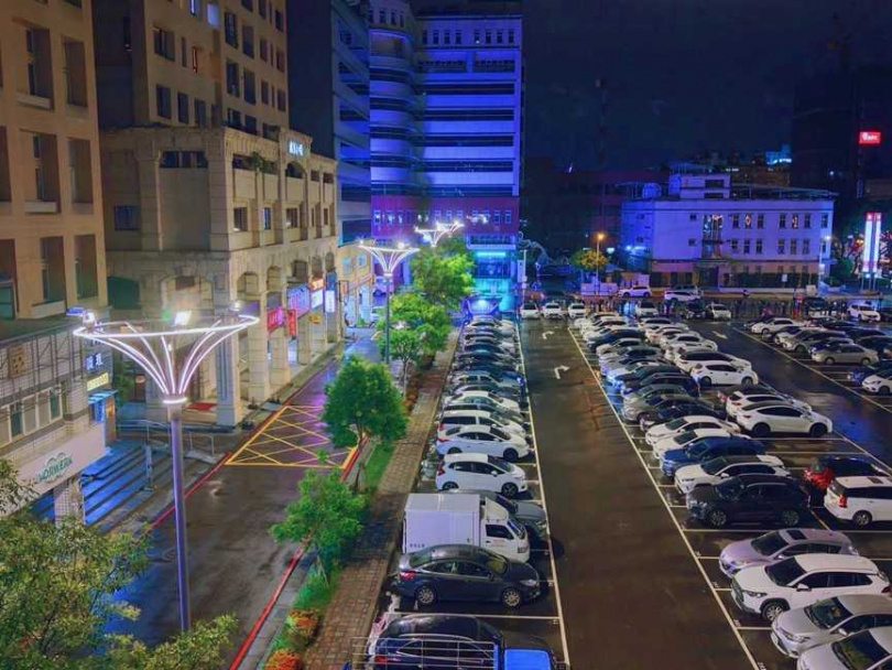 點亮「自由之花」的竹北P16停車場兼顧停車實用與行人步行友善。（圖／翻攝自竹北市公所媒體群組）