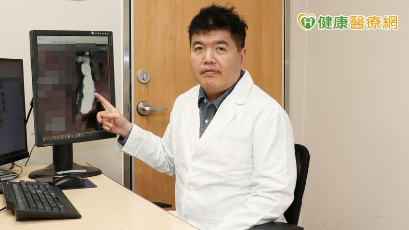 顏旭霆醫師指出，近百歲人瑞腹主動脈瘤瀕臨破裂邊緣，恐引發致命危機。