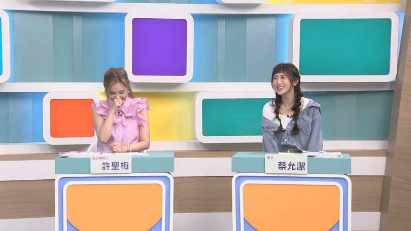 蔡允潔和資深媒體人許聖梅，一起在節目上探討當媽不容易。（圖／和展影視提供）