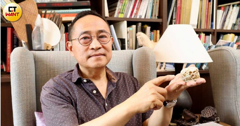 台師大藝術史學教授曾肅良（圖）介紹藏品，直指藝術拍賣鑑定、估價制度化刻不容緩。（圖／方萬民攝）