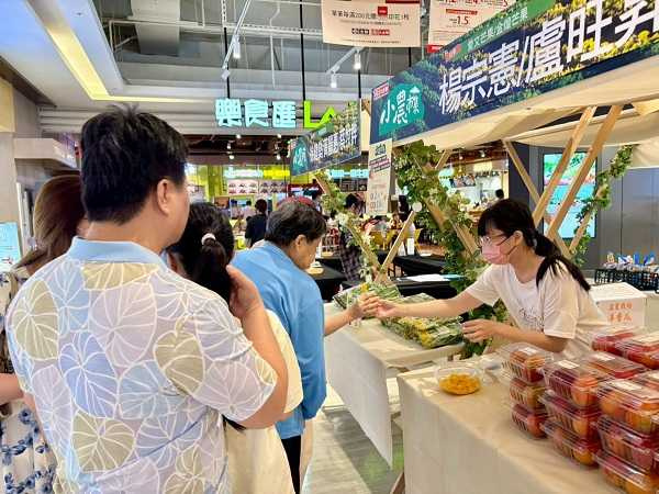 大全聯內湖店6.27推出生鮮互動活動，1樓自上午11點至晚間7點舉辦小農市集，集結全台小農直送新鮮蔬果與特色農產。（圖片提供／全聯)