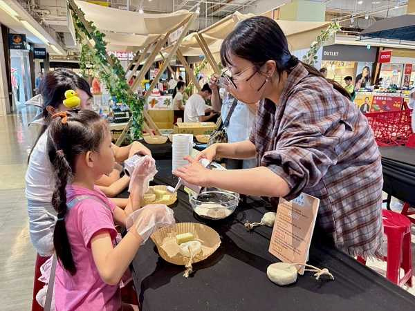 大全聯內湖店6.27推出「蜂蠟造型香氛蠟燭DIY」，上午11點至晚間6點開放報名，當日消費滿300元即可免費參加。（圖為過往活動紀錄，實際內容依現場為準）（圖片提供／全聯)