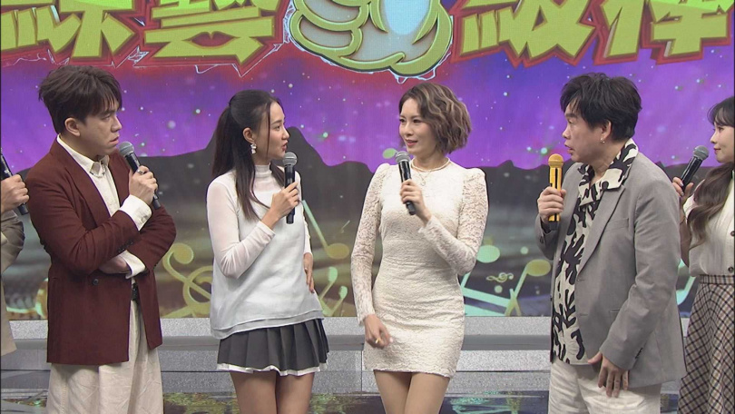 何妤玟（左2）、林佳儀（右2）辣媽秀好身材。（圖／中視）