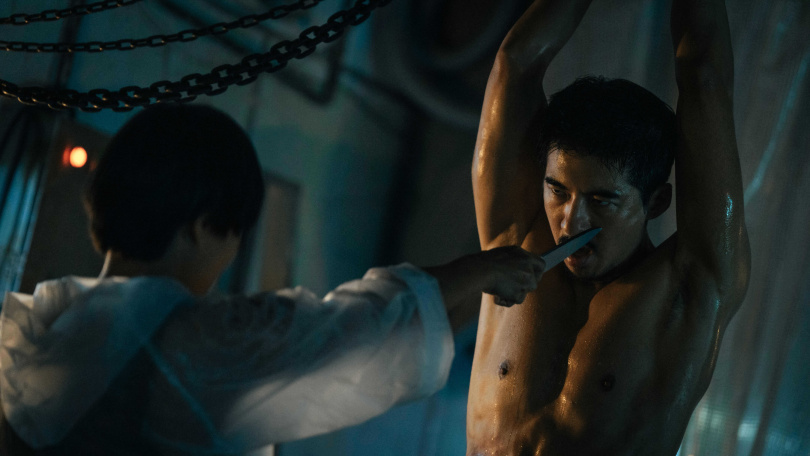 傅孟柏顛覆形象飾演詐騙集團首腦。(圖/Netflix提供)