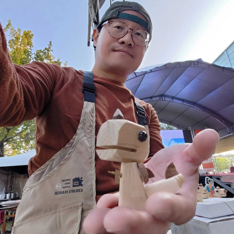 寂寞方舟異寵安置與環教平台負責人林俊豪已投入棄養異寵安置近20年，他認為動物氾濫成災是人製造的問題，因此應培養飼主的專業知識及責任，而非禁止輸入或飼養動物。（圖／翻攝自林俊豪臉書）