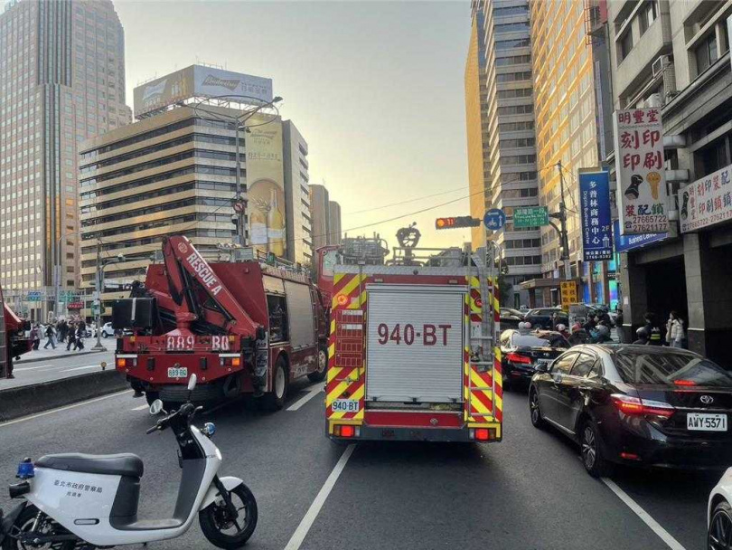 &nbsp; 信義區重要路口發生交通事故警方啟動交通快打。（圖／民眾提供）