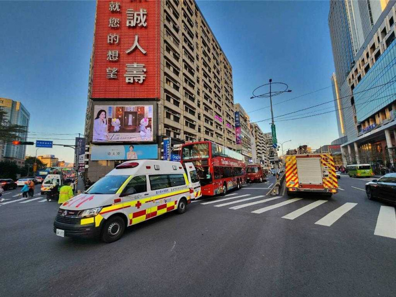 雙層觀光巴士車上25名乘客因交通事故下車轉搭其他交通工具。（圖／民眾提供）