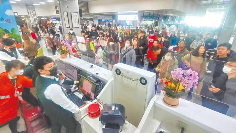   金門16日上午受濃霧影響，海空交通大亂，台金班機取消9航班，600多名旅客被迫滯留機場，接近中午才逐漸恢復正常。（民眾提供／于家麒金門傳真）