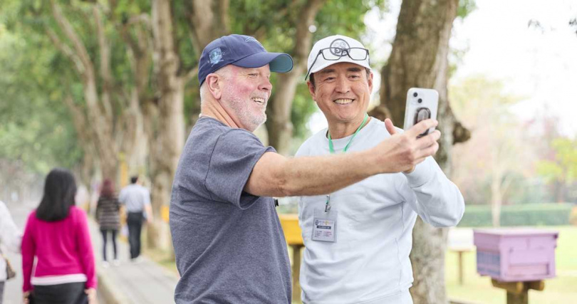Bob's Utopia(左)與檢場(右)一同體驗凰金遊程魅力（圖／交通部觀光署提供）。