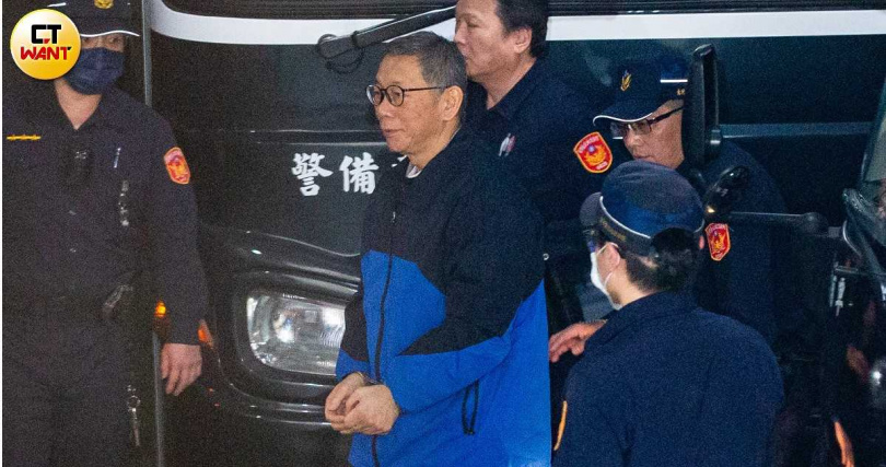 前民眾黨主席柯文哲稍早走出囚車，步入地院。（圖／黃耀徵攝）