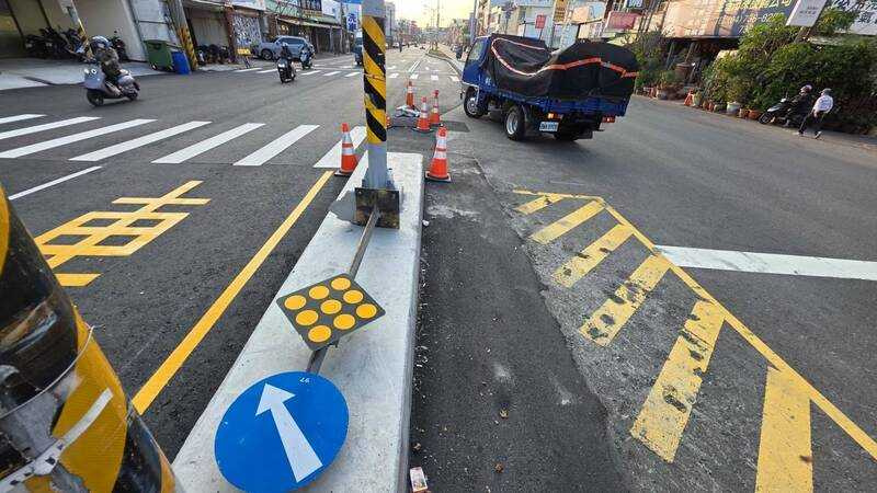 連告示牌都被撞斷。（圖／翻攝畫面）