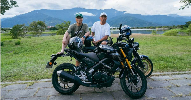 李銘順(右)、李銘忠(左)在節目中花30天遊覽全台。(圖/公視提供)