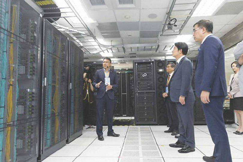 總統賴清德去年視察氣象署高速電腦運算機房，了解氣象署與AI晶片大廠輝達的合作。（圖／總統府供圖）