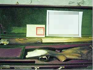 某上市集團總裁花費300萬元，以24K金打造全台僅一把的黃金手槍，如今也被鎖在台北田徑場中。（圖／翻攝畫面）