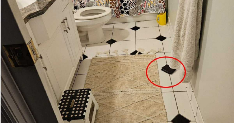 黑色錢包與浴室磁磚融為一體，讓人難用肉眼察覺。（圖／翻攝自Reddit）
