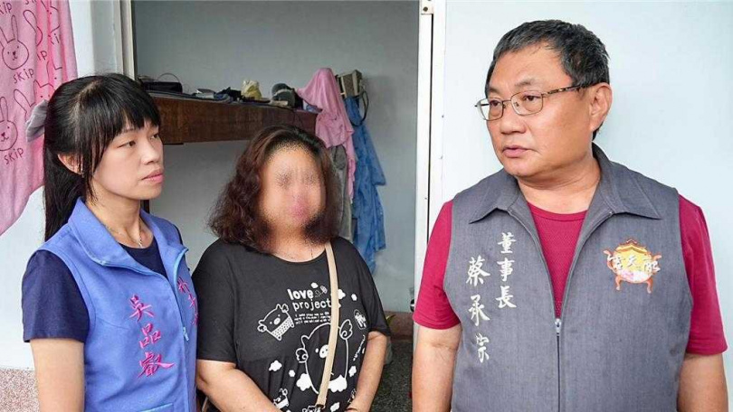 朴子市長吳品叡與配天宮董事長蔡承宗研議後，由配天宮提供香客大樓的衛浴設備讓市民使用。（圖／朴子市公所提供）